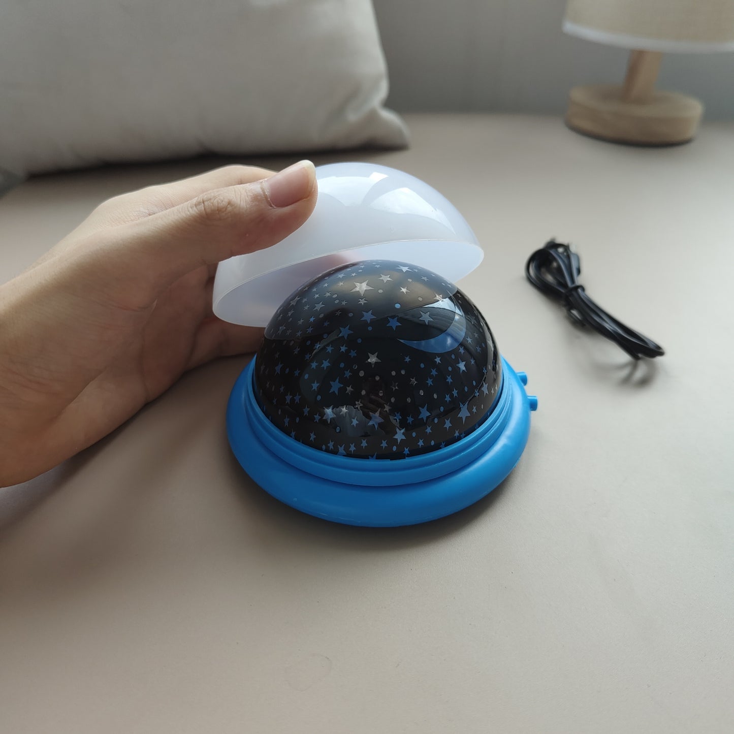 Spaceship-Shaped Star Projection Lamp: 8 Color Modes, USB or Battery Powered